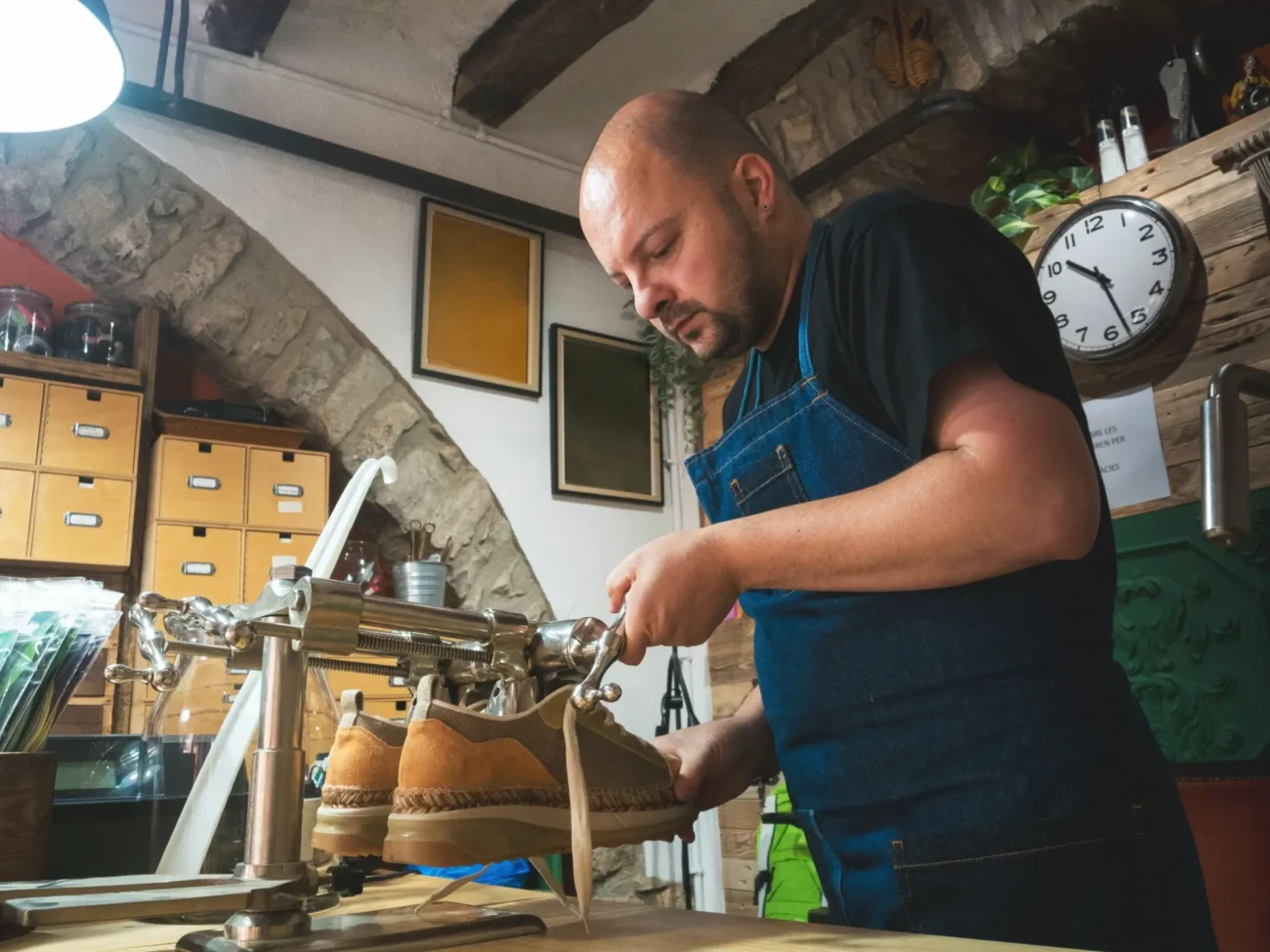 švec | TVGURU.cz švec při své práci v dílně