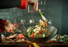 Kuchař ví, co do jídla přidat, aby nám to chutnalo