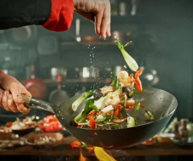 Kuchař ví, co do jídla přidat, aby nám to chutnalo