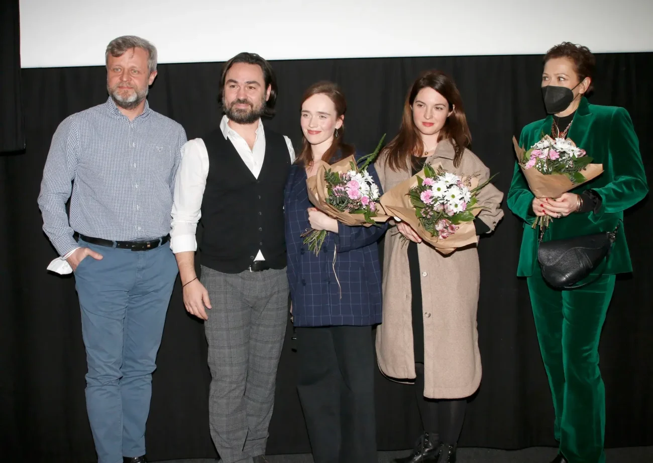 Herci stojí na slavnostní předpremiéře vedle sebe.