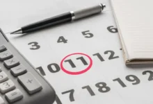 kalendář se zakroužkovanou 11, vedle propiska a kalkulačka