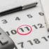 kalendář se zakroužkovanou 11, vedle propiska a kalkulačka