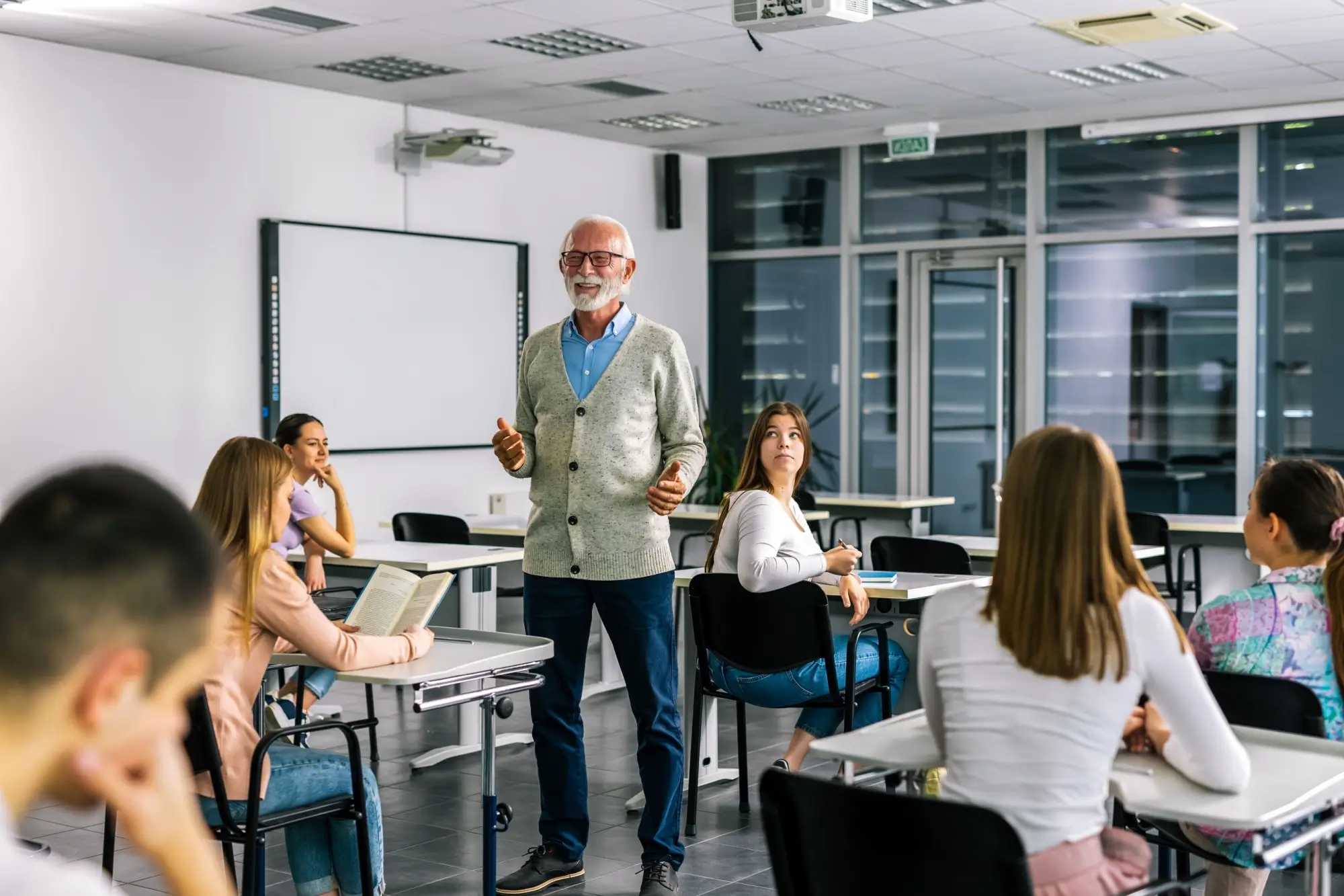 Shutterstock_2509191071 | TVGURU.cz starší učitel