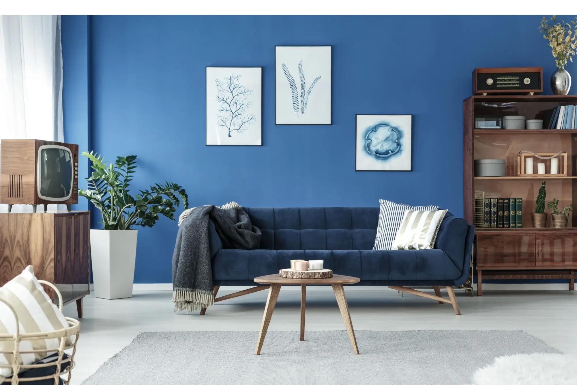 Udržování tradic - obrazy nad gaučem v současnosti