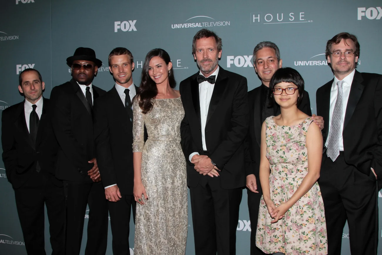 Herci ze seriálu Dr. House stojí vedle sebe.