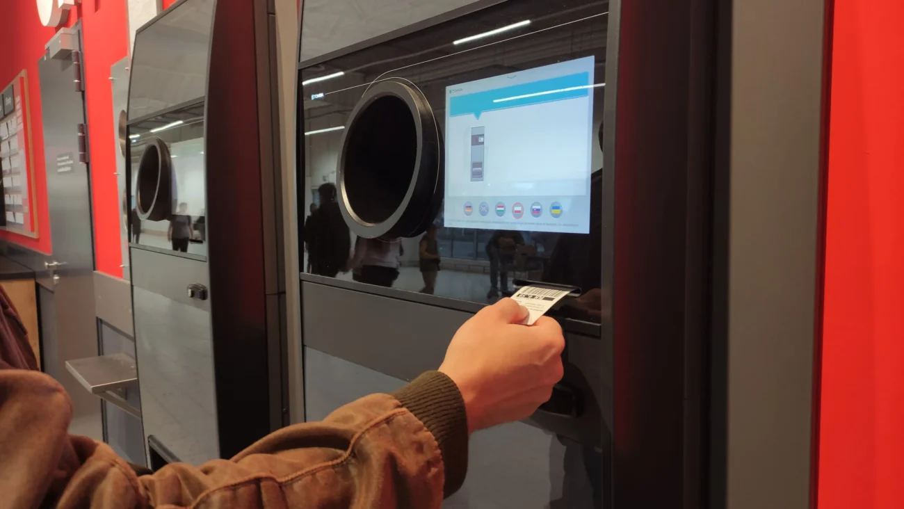 shutterstock_2635597245 1 | TVGURU.cz Automat na vratné lahve.