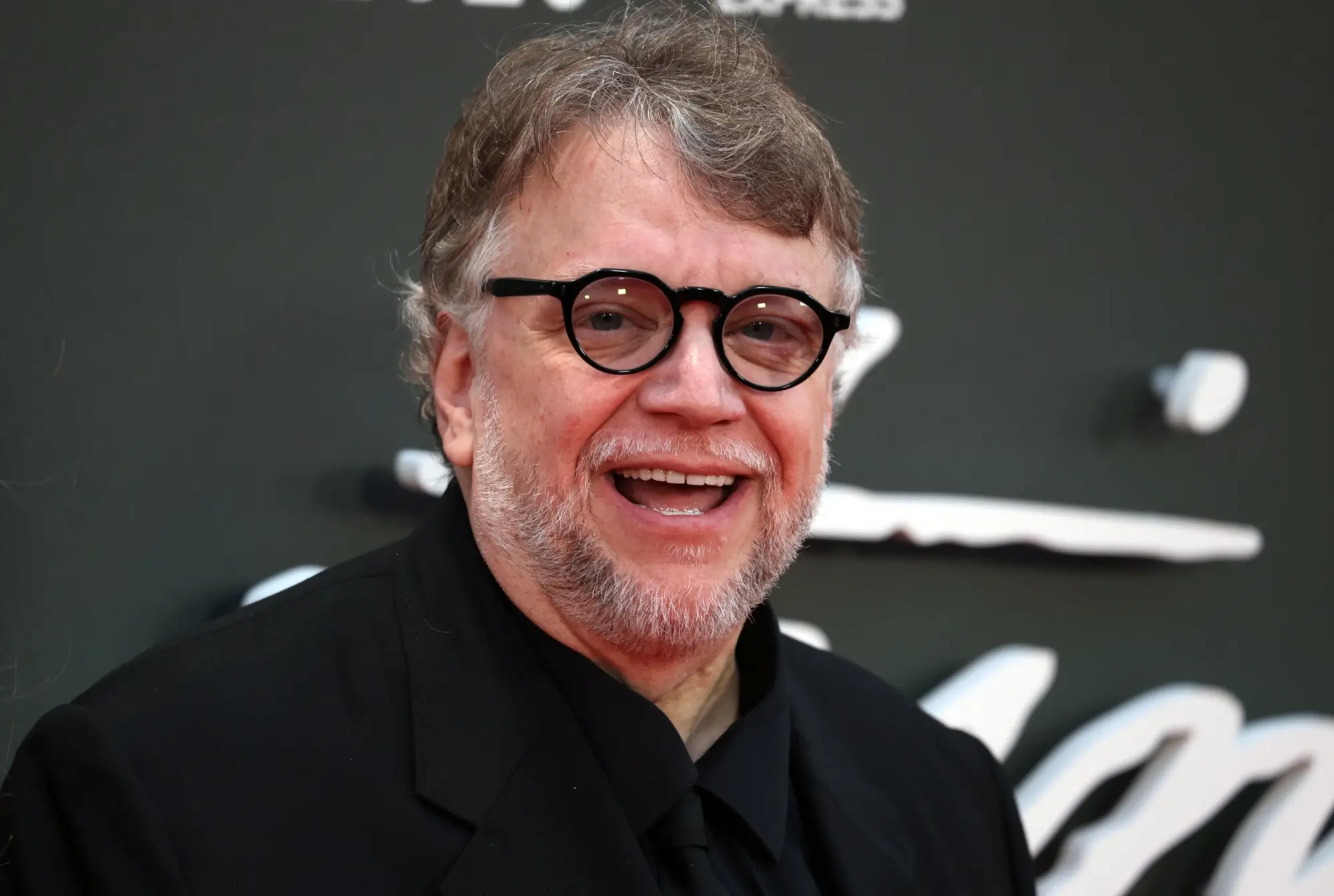 režisér Guillermo del Toro se směje na fotogrtafii