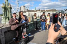 Lidé se fotí v Londýně na mostě.