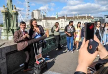 Lidé se fotí v Londýně na mostě.