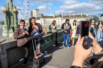 Lidé se fotí v Londýně na mostě.