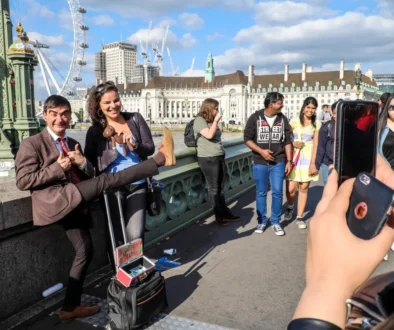 Lidé se fotí v Londýně na mostě.