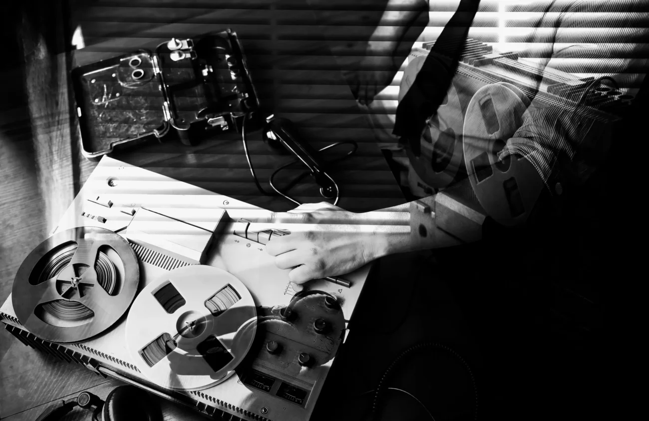 Černobílá fotografie znázorňující odposlech