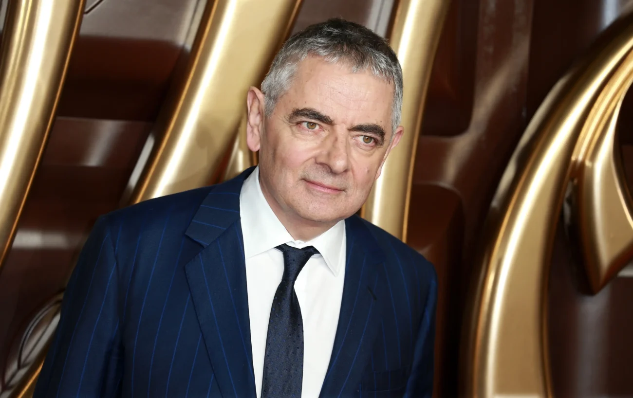 Rowan Atkinson se usmívá na kamery.