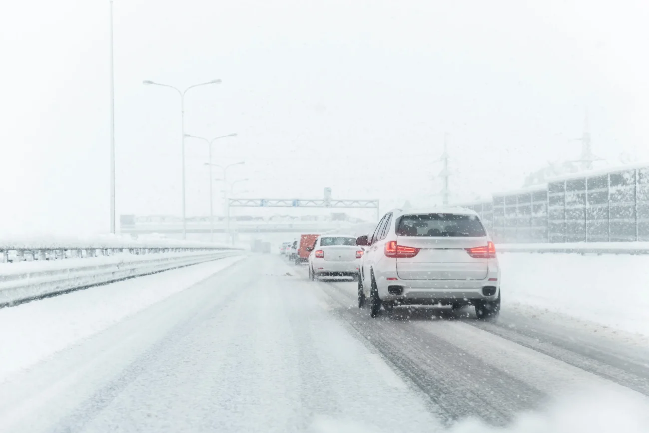 shutterstock_2219483413 1 | TVGURU.cz Auta na dálnici ve sněhu a mrazu.