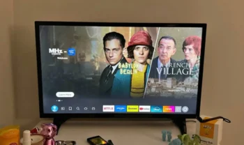 televize v obýváku hraje