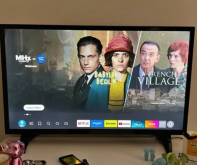 televize v obýváku hraje