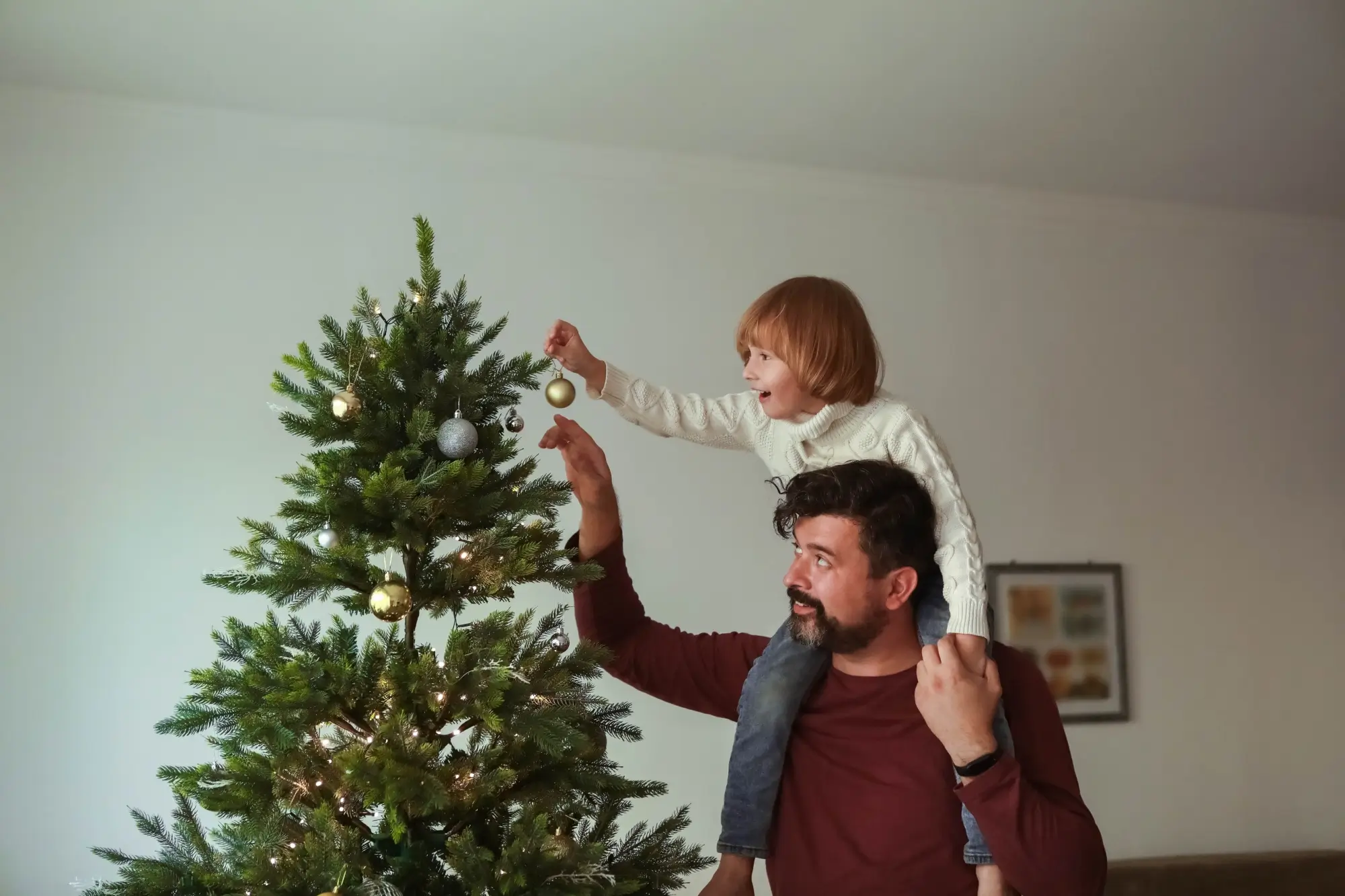 Děti už se nemohou dočkat a pomáhají strojit stromeček | TVGURU.cz Děti už se nemohou dočkat a pomáhají strojit stromeček