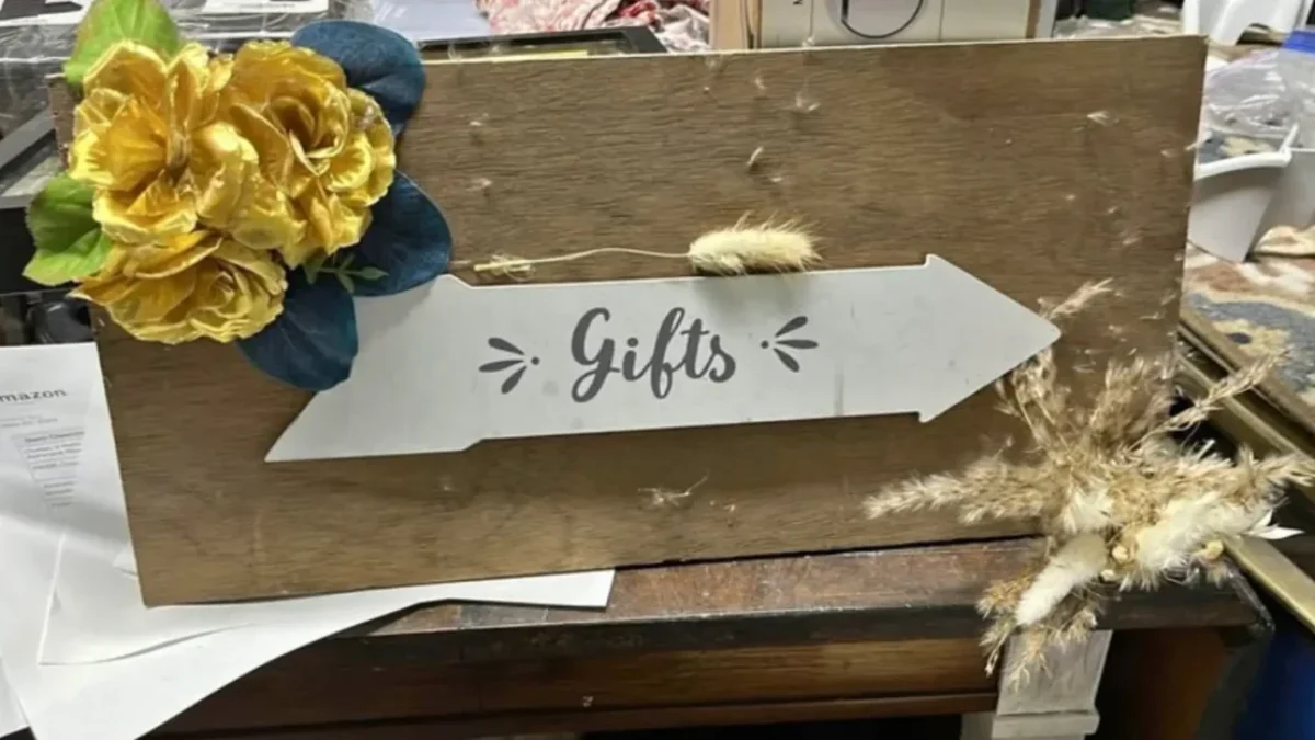 cedule s nápisem dárky ukazuje doprava