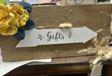 cedule s nápisem dárky ukazuje doprava