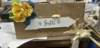 cedule s nápisem dárky ukazuje doprava