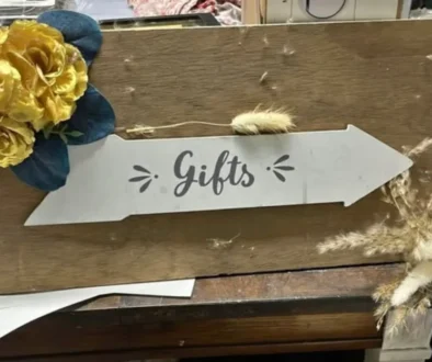 cedule s nápisem dárky ukazuje doprava