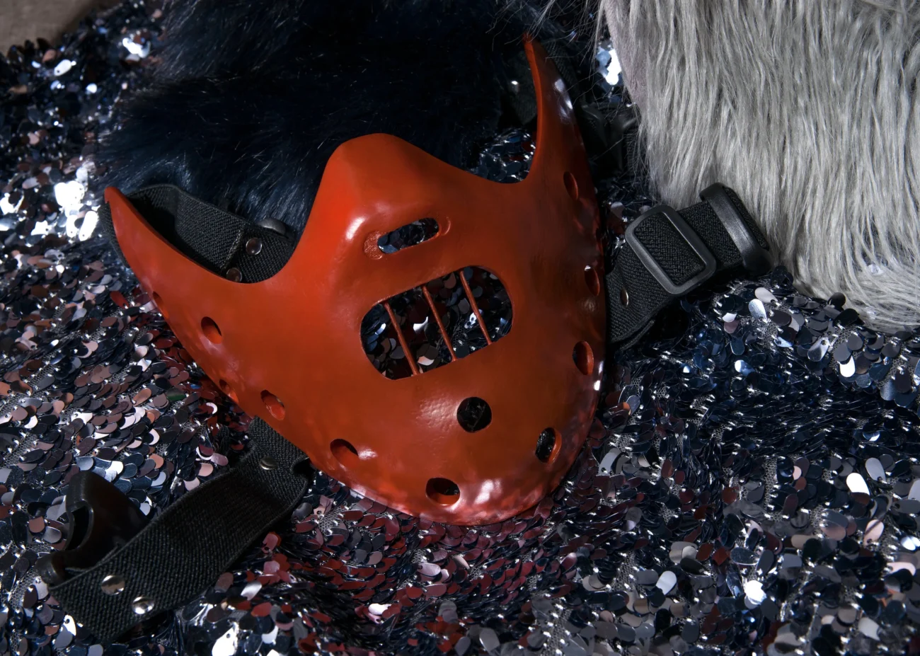 shutterstock_1385664062-2 | TVGURU.cz Na zemi leží maska z filmu Mlčení jehňátek.