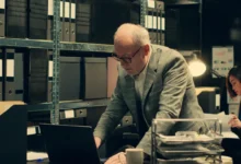 Detektiv se přehrabuje ve věcech.