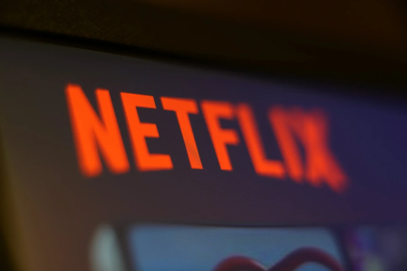 shutterstock_2617278675-2 | TVGURU.cz Na televizi svítí logo Netflixu.