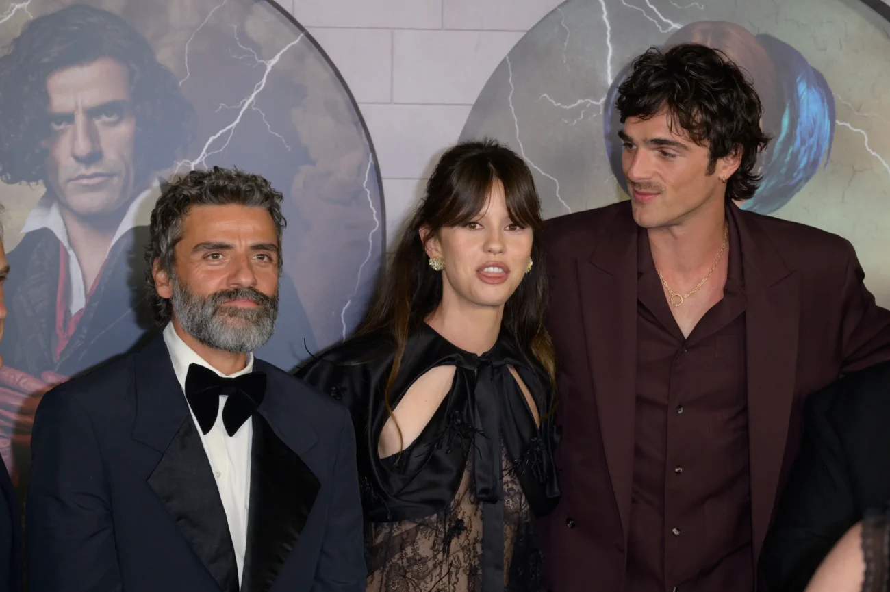 Herci z Frankensteina stojí vedle sebe. 