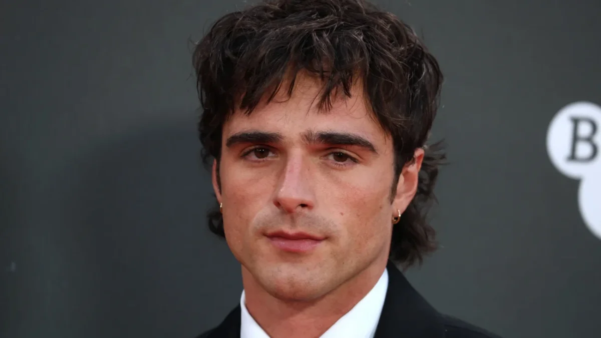 Jacob Elordi se tváří vážně.