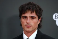 Jacob Elordi se tváří vážně.