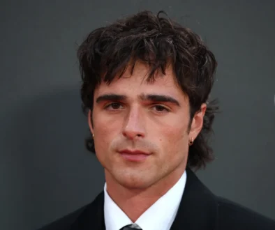 Jacob Elordi se tváří vážně.