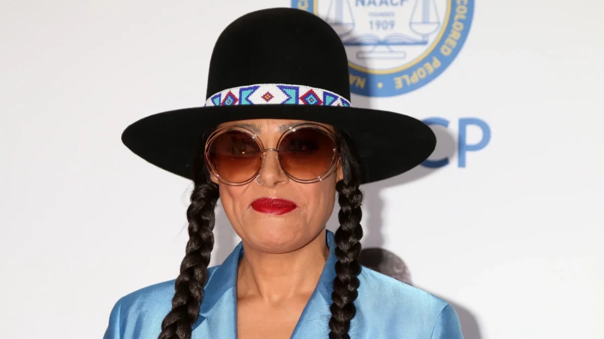 Cree Summer má na sobě výrazný klobouk.