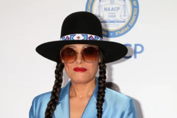 Cree Summer má na sobě výrazný klobouk.