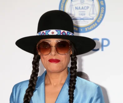 Cree Summer má na sobě výrazný klobouk.