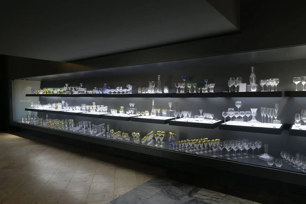 Moser | TVGURU.cz vitrína broušeného skla značky Moser