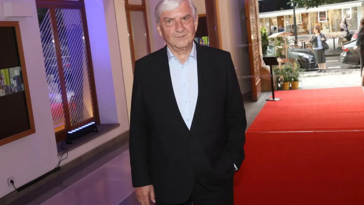 Miroslav Donutil stojí na červeném koberci.