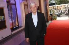 Miroslav Donutil stojí na červeném koberci.