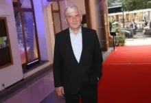 Miroslav Donutil stojí na červeném koberci.