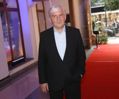 Miroslav Donutil stojí na červeném koberci.