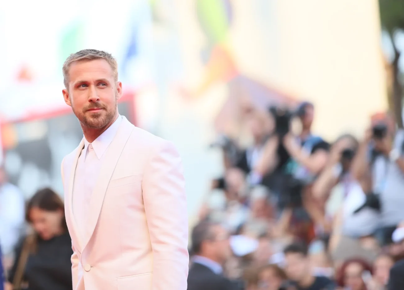 shutterstock_1168068493-2 | TVGURU.cz Ryan Gosling stojí před lidmi.
