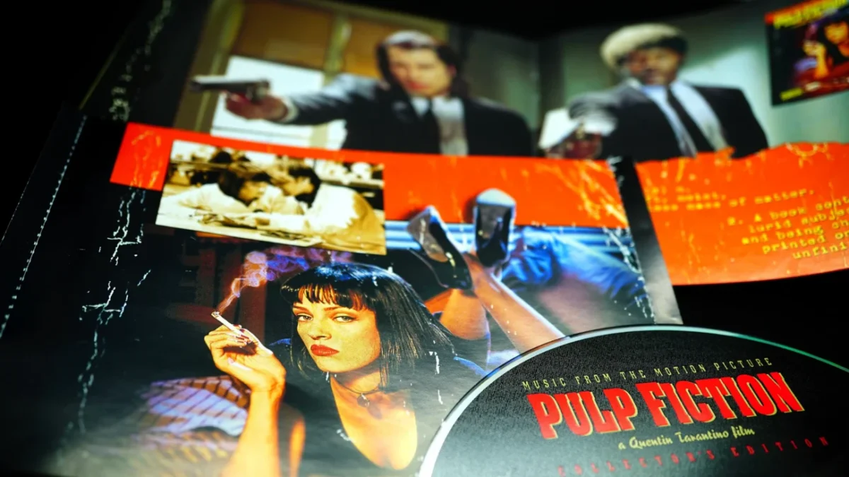 Na stole leží věci spojené s filmem Pulp Fiction: Historky z podsvětí.