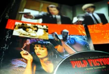 Na stole leží věci spojené s filmem Pulp Fiction: Historky z podsvětí.