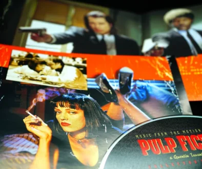 Na stole leží věci spojené s filmem Pulp Fiction: Historky z podsvětí.