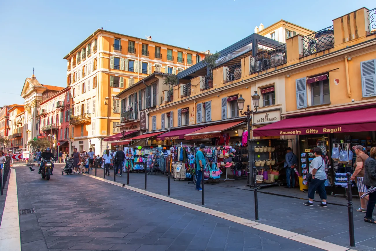 shutterstock_1572113530-2 | TVGURU.cz Pohled na ulici ve městě Nice