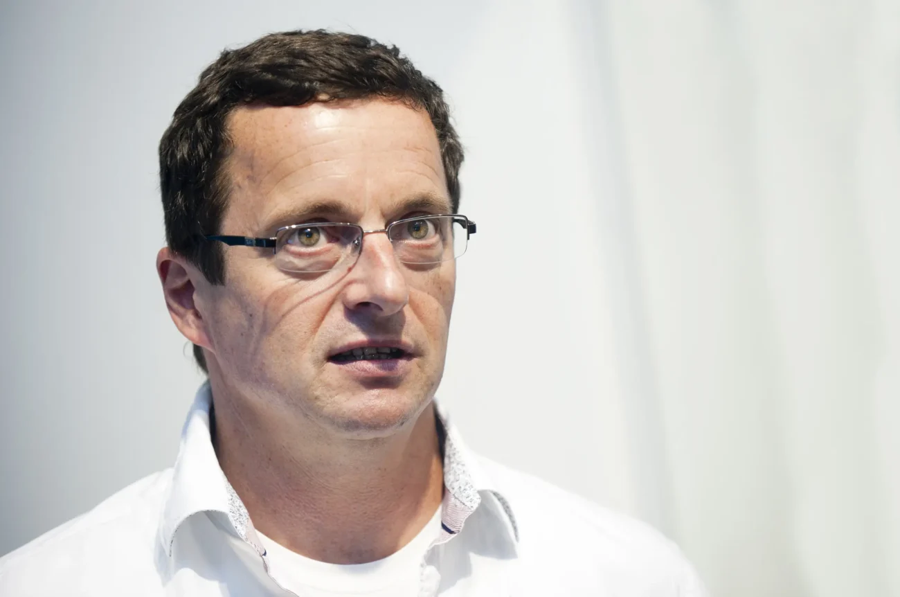 shutterstock_172377050-2 | TVGURU.cz Michal Viewegh se tváří vážně.