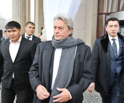 Alain Delon jde po ulici v obklopení ochranky.