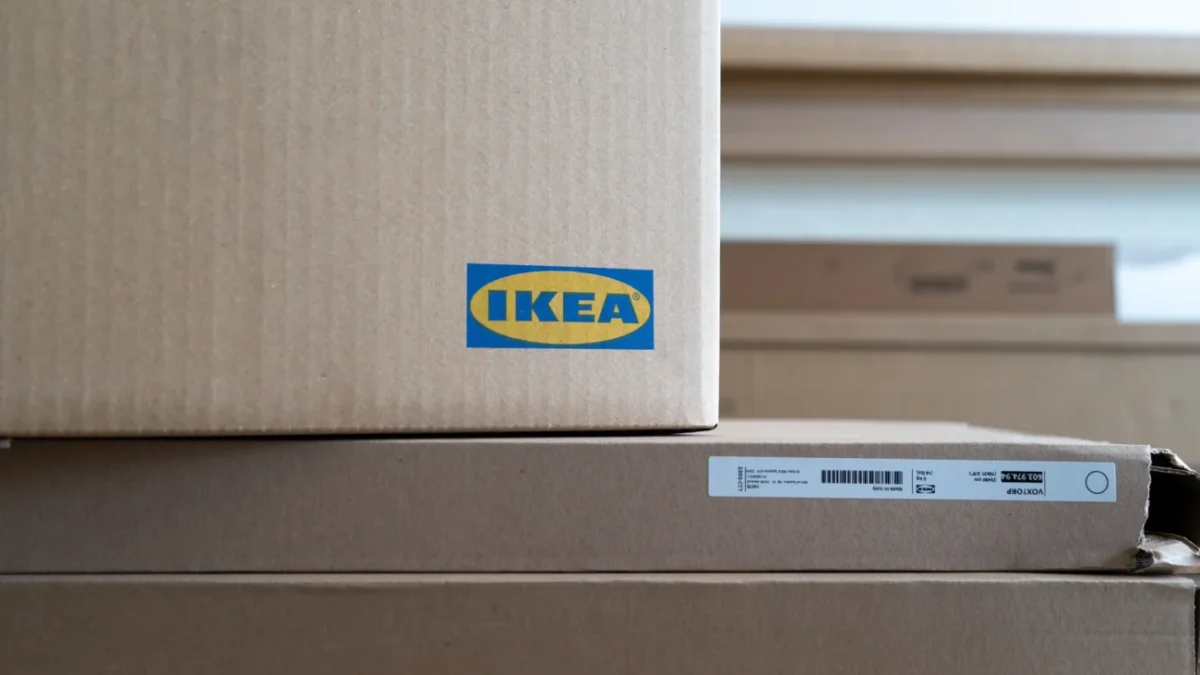 Na sobě leží několik krabic IKEA.