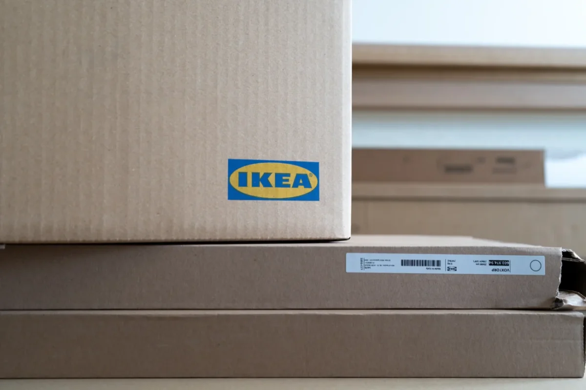 Na sobě leží několik krabic IKEA.