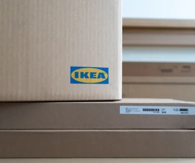 Na sobě leží několik krabic IKEA.